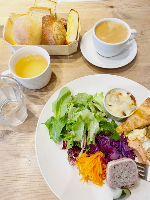 手作り惣菜の盛り合わせとパンセット